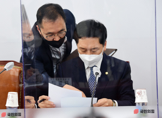 김기현 국민의힘 원내대표(오른쪽)가 8일 서울 여의도 국회에서 열린 최고위원회의에서 자료를 살피고 있다. 연합뉴스